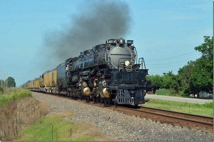 On Saturday morning I got this shot of Extra 4014 North at Ash Hill MO, just a few miles out of Poplar Bluff. Old US 60 on the right. Saturday 08-28-2021.