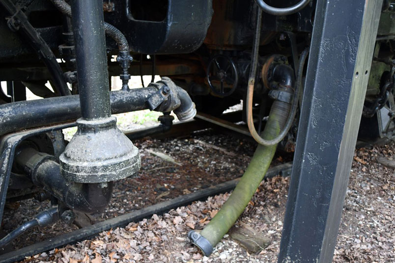 Uncoupled flexible water hose from the tender to the engine. The cone-shaped apparatus is on the steam pipe to the booster.