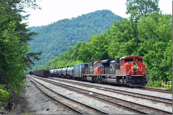 The Russell crew gets off K706 and will be transported to a motel in Pikeville for rest. A Kingsport crew will take the train south later. 06-06-2021. CN 8936-5619. Shelby KY.