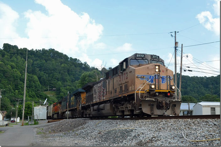 #2 continues as the switching lead at Fords Branch KY. UP calls 5772 a “C44ACCTE” but the GE model AC4400CW is more familiar. This group was built 03-04/2001. UP 5772-5291-BNSF 7243.
