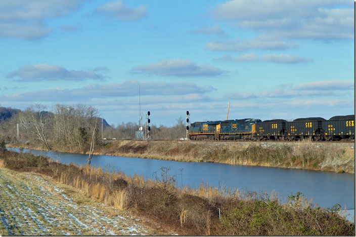 CSX 711-4574 followed a short time later with coal train T631 (Pardee mine in Logan County to Indiana Harbor Belt via Gibson IN to ArcelorMittal USA steel mill). This train will go via Columbus and Fostoria. 01-25-2022. DG Cabin. Edgington KY.