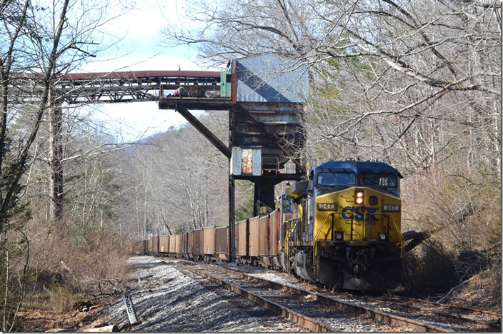 Proceeding on down US 119 toward Harlan I found mine run C604-09 starting to load at Kentucky Cumberland Coal’s NRG tipple at Dione. CSX 547-482. Dione KY.