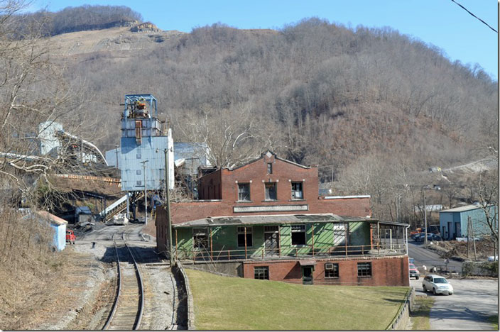 Driving south of Harlan on KY 421 I peeled off to check if anything was loading at JRL Coal’s Creech tipple at Coalgood. The old Mary Helen Coal store is still standing. JRLCoal Creech. Coalgood KY.