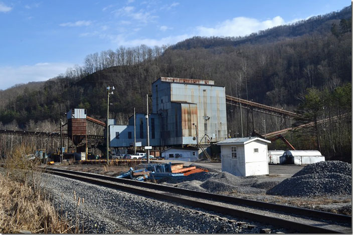 Kentucky Cumberland Coal’s old prep. plant at Totz. I don’t think they load on rail here, but they may still use the plant for NRG coal. KY Cumberland Coal. Totz KY.
