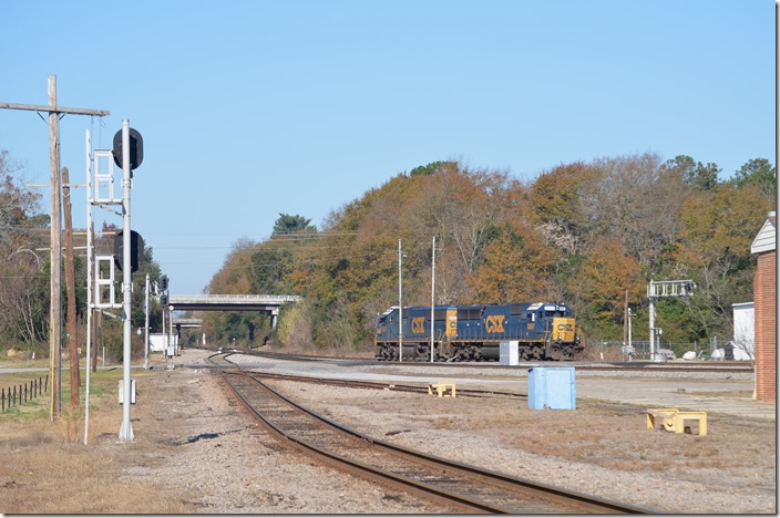 Southbound 8562 approaches “Raleigh Street.” The siding on the right is the “office car track” on the diagram. CSX 8582-8587. Hamlet NC.
