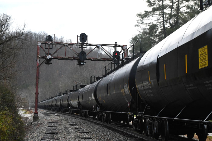 L201-26 (Russell-Kingsport) had 95 cars on this day. Most of the tankers will be left at Shelby and moved later to Marathon Petroleum on L200.