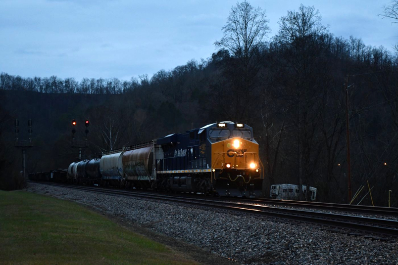 L201-26 passes American Standard crossing near West Van Lear on #1 track. 12-27-2024.
