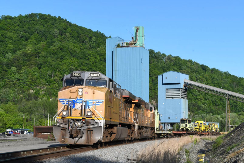 Heading back to Pikeville, we intercepted W040 w/b at Ivel. UP 5483-2642 (shot 05-06-2025 on W090-03) had 10 flats of work equipment. 05-09-2025.