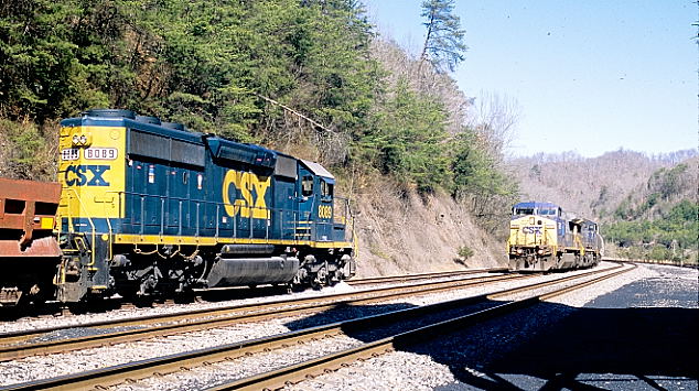 CSX 7690-7658 arrive Coal Run on a shifter from up Johns Creek.