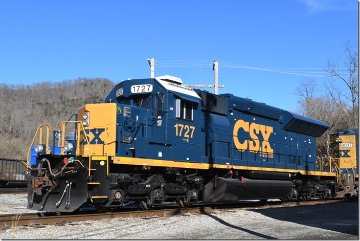 What’s this? Looks like a cross between a SD40-2 and a SD45. CSX 1727. Shelby KY.