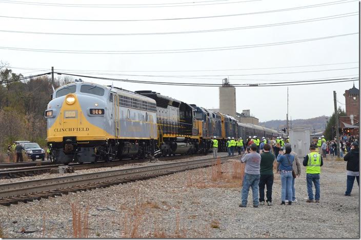 P900 arrives in Kingsport amid a huge (but controlled) crowd.