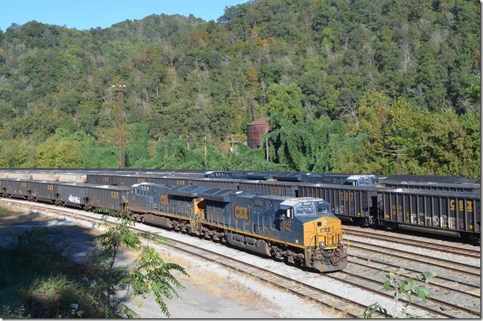 Shelby is populated with the latest in motive power this 10-01-2017. ES44AHs 3447-3362 with ET44AH 3401-367 a few tracks over. CSX 3447-3362 3401-367. Shelby KY.