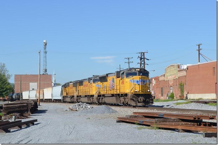 NS 38Q (Knoxville – Enola) rumbled eastbound through town behind three UP units. UP 4919 Johnson City TN.