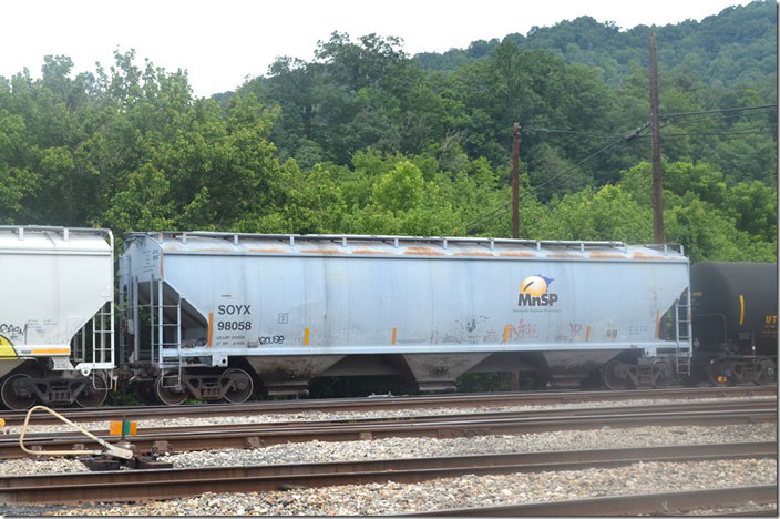 SOYX covered hopper 98058 belongs to Minnesota Soybean Processors. Passing through Shelby KY on 07-17-2022.