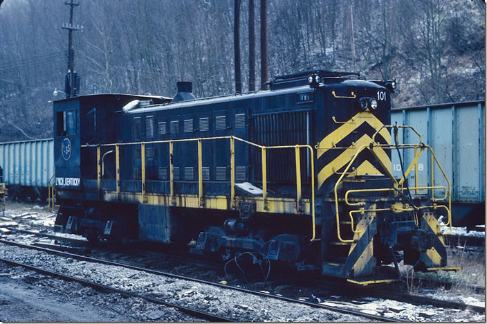 101 retains the USS logo. Arch used a fleet of former Rock Island hoppers for moving the raw coal to the Corbin preparation plant. Lynch. 12-30-1986.