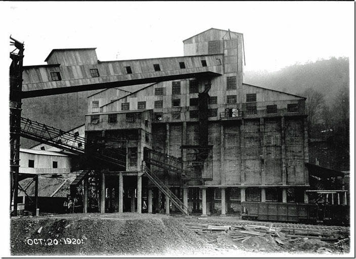 Later the upper, metal portion of the tipple was removed. Raw coal was then sent to USS’s new preparation plant in Corbin KY.. adjacent to the L&N yard. USC&C tipple. Lynch KY. Oct 20, 1920. Hoppers in lower right.