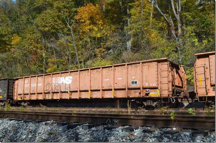 NS MW gon 997566 is used for “Crosstie Loading Only.” It’s an ex-Southern Ry. pulp wood flat built 06-1980. Stored at Devon WV, 11-05-2021.