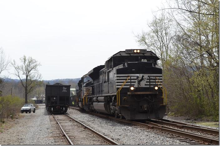 Because of fouling the CSX block limit, T32 shoves the first 10 loads from the tipple down the yard lead. NS 1095-7209-8005 Middlesboro KY. View 3.