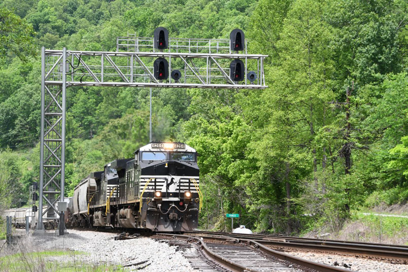 Time freight 18M-17 (Bellevue-Crewe) rumbles by with 92 loads and 17 empties.