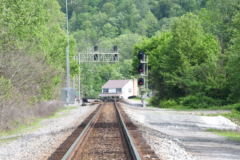 Clear signal for an eastbound on Main 1 just east of Tunnel 4 near Crum.