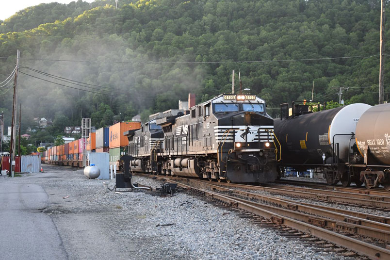 4195-4548 on 276-17 (Chicago Landers - Norfolk) overtakes 118. No. 276-17 has 29/3 vans. The crew is part of the "long pool" between Portsmouth and Bluefield.