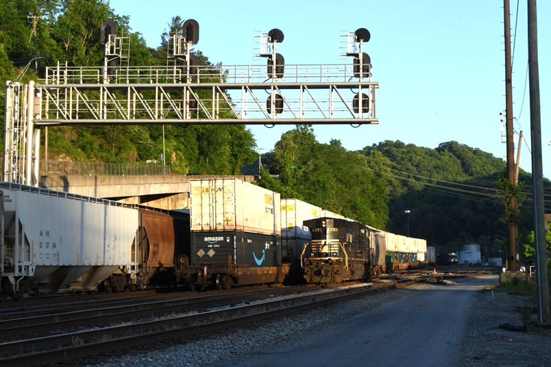 276-17 overtakes 118-17 on Main 1 as J16 waits to go west to Goodman.