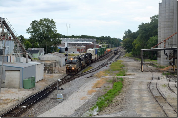 NS 7528-8161-9544 passing the “West Douglas” signal leaving Princeton IN with w/b #224-27 (Westlake FL – Kansas City MO). No. 224 has 7/0 vans after setting off 53 empty auto racks for the nearby Toyota plant.