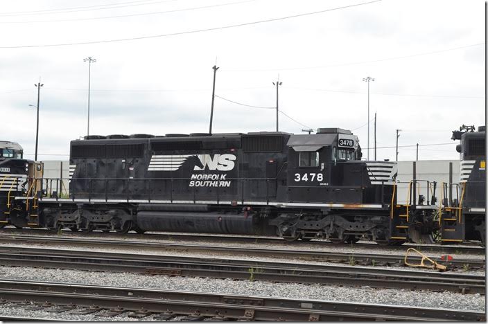 This NS SD40-2 is ex-FURX, exx-BNSF, exxx-BN through National Railway Equipment in 2012. Bellevue.