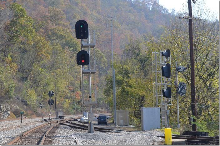 This is a good sign! A clear signal on Main 1 eastbound at Arrow. Arrow is the junction with the Delorme Br. and is across the river from Freeburn KY. Sue is using this opportunity to catch up on her reading. But never fear; she will get the engine numbers of passing trains. NS clear signal. Arrow WV. 