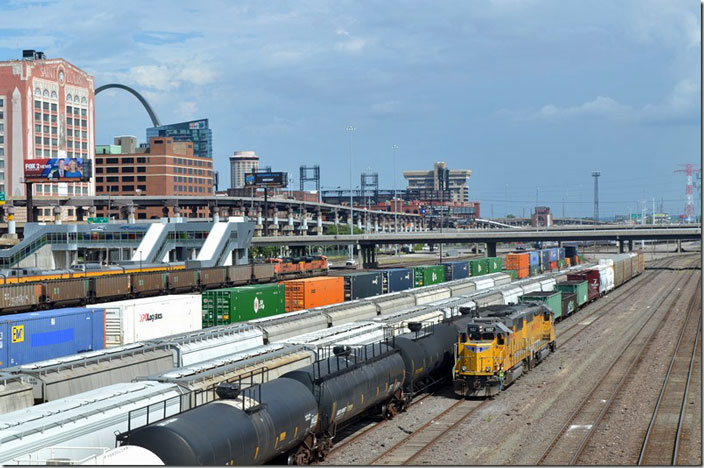UP 1157-1475 BNSF 9114 come back west. St Louis MO.