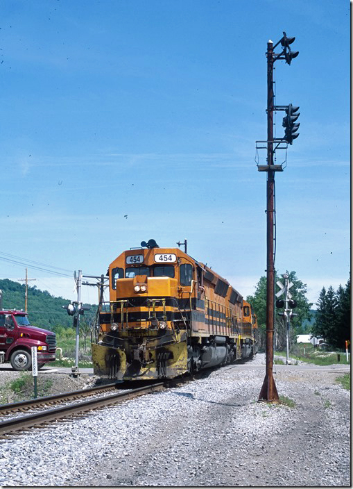Buffalo & Pittsburgh 454-461-451 lead southbound freight SIJB (Salamanca NY to Johnsonburg PA) out of Bradford with 71 cars on 06-04-2009. The famous Case knife factory is just to my right. Bradford has a Case knife and Zippo lighter museum. This former B&O CPL has been taken out of service. S Bradford PA.