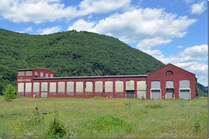 The roundhouse occupied the area on the left and would have blocked much of the left side of the shop. The three bays on the right were the erecting shop (a bunch of locomotives were built at Renovo). Extending to the left was the boiler shop. Berwick Forge & Fabricating used it for several years to build and rebuild freight cars. Renovo PA ex-PRR shop view 2.