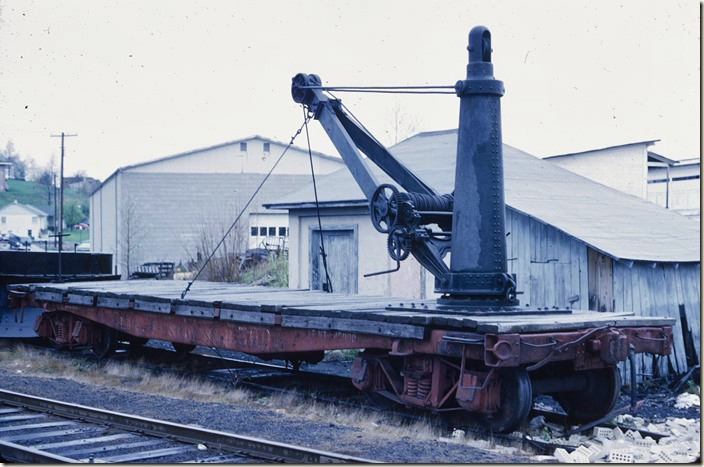 This LEF&C hand crane is handy for small derailments and for lifting axles, wheels, etc. Clarion PA. 05-09-1972.