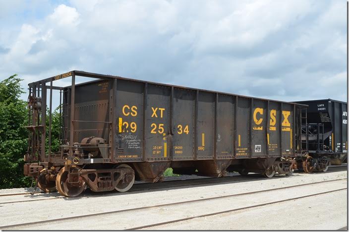 CSX hopper 292534 has a load limit of 226,200 and a volume of 2197 cubic feet. It was built 04-1981. Bad ordered at Carey OH 06-18-2015. Rebuilt from standard hopper car 350936, capacity 3350 cubic feet. CSX rebuilt over 1000 hoppers this way.