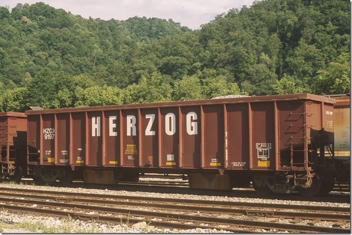 Herzog Contracting ballast hopper 9197 at Shelby on 06-22-2013. Load limit 189,000, volume 2,430 cubic feet. Built 08-1989.