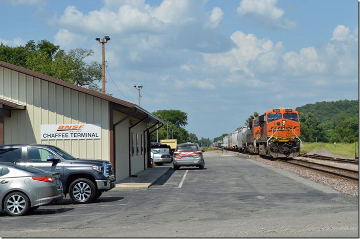 A new crew is aboard BNSF 7220-8154, and they are ready to depart south for Memphis. Chaffee MO. 08-27-2021.