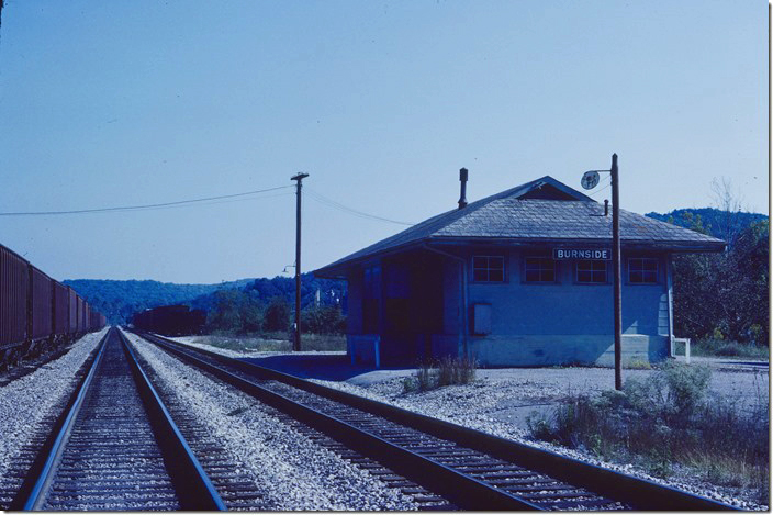 Southern’s Burnside depot no longer had an agent in 1982. That’s the Kingsford charcoal plant in the background which had a spur from behind the depot. Burnside KY.