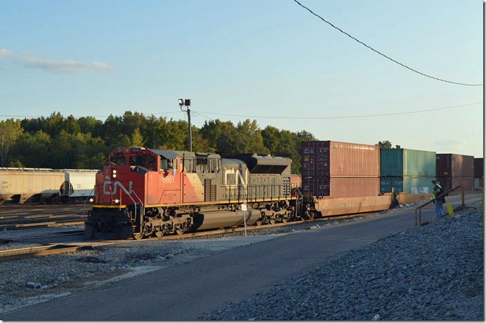 CN 8861 (SD70M-2 blt 2009) pulls to a stop in front of the yard office with intermodal Q197 northbound (Memphis to Prince Rupert BC daily) for a crew change. CN Fulton KY.