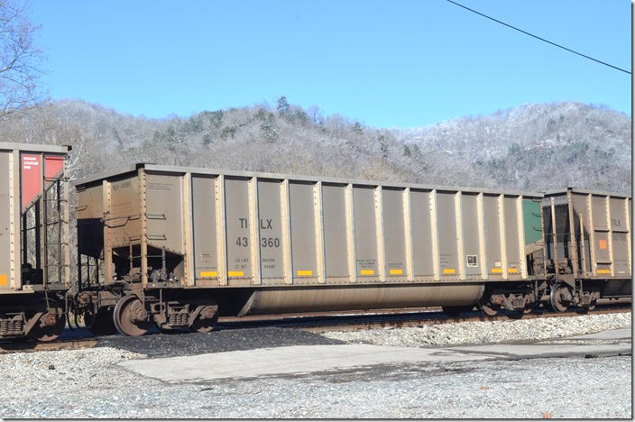 Trinity Industries Inc. (TILX) gon 43360 arriving Shelby KY today, 12-11-2018. It has escaped the graffiti artists! Same dimensions as 42722 below.