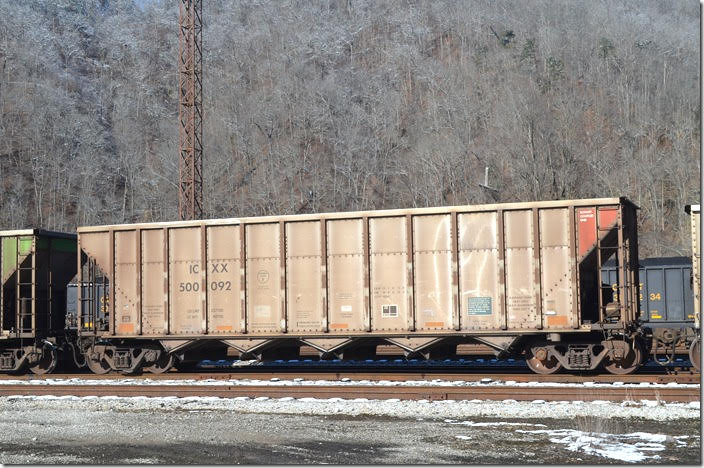 Built in Freight Car America’s Roanoke VA shop (former N&W/NS) 03-2006, this car has 237,100 load limit and a volume of 4200 cubic feet. It is suited for varied customer destinations by being equipped with rotary couplers and rapid discharge hopper doors. ICXX hopper 500092. View 2. Shelby KY.