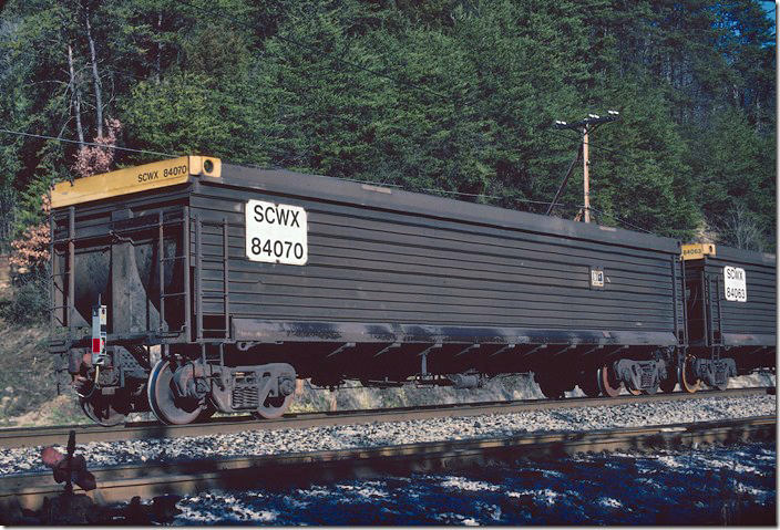 After 15 years of service these cars are getting filthy! Coal Run Yard on 12-26-1999. Look at that rounded tub. SCWX 84070 gon.