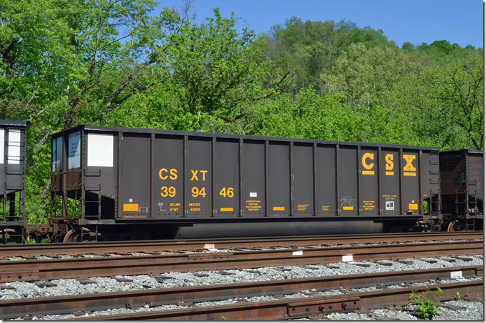 CSX gon 399446 is stored at Ivel KY, on 05-02-2020. It has a load limit of 243,200 lbs., a volume of 4520 cubic feet, and was built by Freight Car America at their Danville IL, plant in 08-2011.