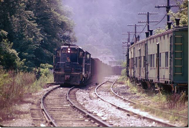 C&O 6013 on w/b coal drag, Pikeville. That’s a passing siding on the right. 08-1975. Big Sandy SD.