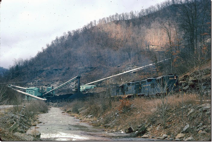 6076-6093-6065 flood-load a train at EACC’s Harris Mine at the head of Pond Fork. 12-30-1974. Coal River, Pond Fork SD.