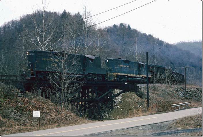 6241-6233 drop down the Laurel Fork Mine Extension near Clothier with 18 loads from Hampton 3 mine. 12-30-1974. Coal River, Pond Fork SD.