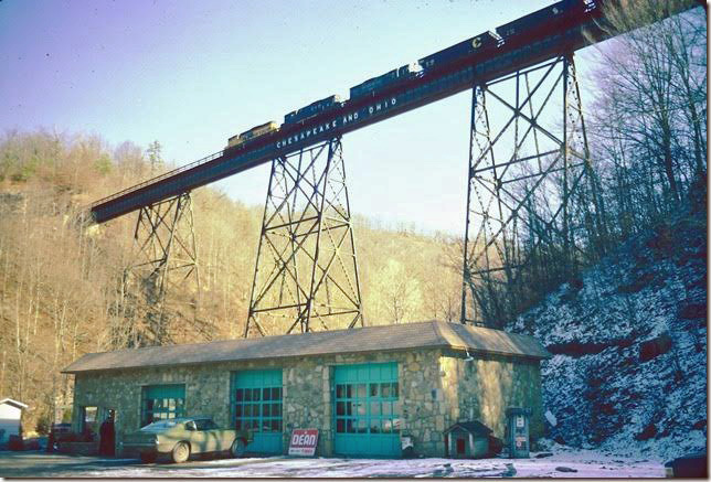 C&O 6031 crossing West Fork trestle near Kite KY with w/b E&BV Shifter. 12-1976. Train is now going down grade. E&BV SD Martin.
