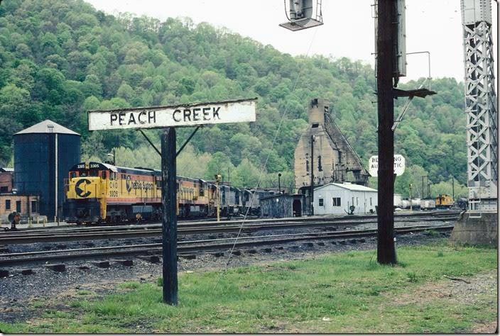 U30Cs 3305-3301 have minor carbody differences discussed in C&O Diesel Review. 04-30-1978. C&O Peach Creek-FD Cabin.