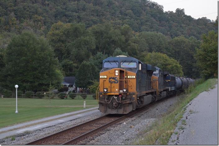 Q697 behind 832-5103 with 8016 and 197 cars pulls to a stop at Titan Siding to pick up the brakeman. CSX 832-5103-CO 8016. Pikeville.