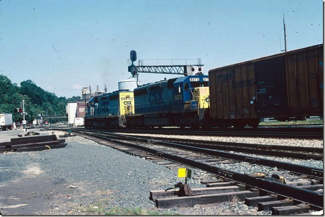 CSX 8320-8073 depart Sandy Hook Yard at Lynchburg with w/b Q303 and 84 cars. 07-11-1998. This location is much the same today except for a newer cantilever signal. James River SD.