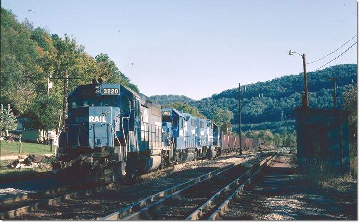 CR GP40-2 3220 with 8162-8118 arrives Dickenson Yard from Cornelia with 76 loads/1 empty.